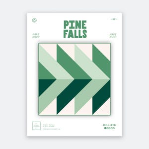 Könnte beinhalten: Ein Pine Falls Quiltmuster-Dokument mit einem geometrischen Design aus grünen und cremefarbenen Dreiecken in einem Fischgrätenmuster. Der Text lautet Pine Falls, Make Stuff, Have Fun und Skill Level mit fünf Kreisen, von denen einer ausgefüllt ist.