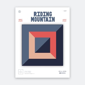 Puede incluir: Un documento de patrón de acolchado titulado RIDING MOUNTAIN con el texto MAKE STUFF y HAVE FUN. El centro presenta un diseño cuadrado geométrico en tonos azul oscuro, coral y melocotón claro. Incluye el texto A Quilt Pattern by Erin Kroeker.