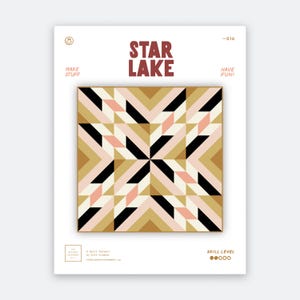 Puede incluir: Un patrón de edredón titulado Star Lake, número 016, que presenta un diseño geométrico con formas triangulares y rectangulares en dorado, negro, blanco y rosa claro. El documento incluye el texto Make Stuff, Have Fun y Skill Level.