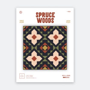 Könnte beinhalten: Eine Quilt-Anleitung mit dem Titel Spruce Woods und dem Text Make Stuff sowie Have Fun. Das Design zeigt ein geometrisches Muster aus cremefarbenen, dunkelgrünen, dunkelblauen, senfgelben und terrakottafarbenen Formen in einem quadratischen Raster.