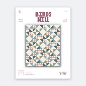 Könnte beinhalten: Eine Quilt-Anleitung mit dem Titel Birds Hill und dem Text Make Stuff und Have Fun. Das Design zeigt ein sich wiederholendes geometrisches Muster aus Dreiecken und Quadraten in Creme, Salbeigrün, Staubblau und Pfirsich auf weißem Grund.