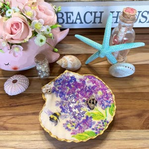 Querido lector Plato para joyas de concha de vieira/ Plato para anillos de concha con flores moradas y abejas/ Plato para baratijas de concha costera/ Estilo rústico/ Coqueta