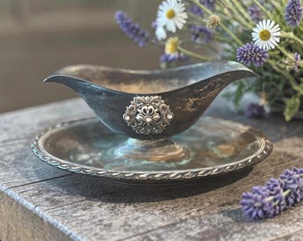 Tarnished silver plated gravy boat. 7”