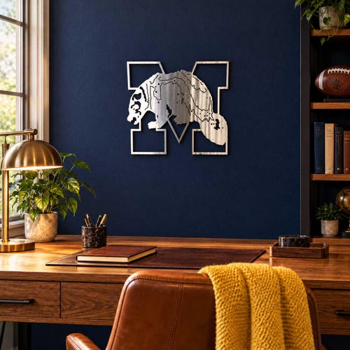 Arte mural de metal con el logotipo de los Michigan Wolverines