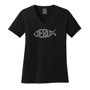 Puede incluir: Camiseta negra con cuello en V con la palabra "JESUS" en forma de pez, hecha de pequeños adornos brillantes de color plateado. La camiseta es una prenda casual de manga corta.