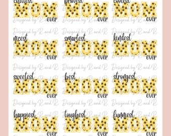 Könnte beinhalten: Eine digitale Druckvorlage mit 12 verschiedenen Designs, die das Wort "MOM" in gelben Buchstaben mit einem Sonnenblumenmuster zeigen. Jedes Design enthält ein anderes Adjektiv, das eine Mutter beschreibt, wie z. B. "chillest", "bravest", "coolest", "nicest", "smartest", "kindest", "sweetest", "best", "strongest", "happiest", "toughest" und "funniest".