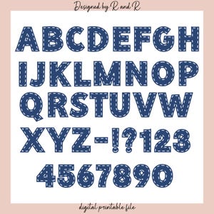 Peut inclure: Un alphabet complet, des chiffres et des symboles dans une police de style denim avec des coutures blanches. Le texte "Designed by R and R" et "digital printable file" sont également présents. Les lettres et les chiffres sont bleu marine.