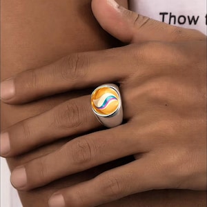 Puede incluir: Juego de tres tazas de cerámica con acabado mate moteado. Las tazas son de color crema, gris claro y gris oscuro. Cada taza tiene un diseño simple y minimalista y un asa redondeada.