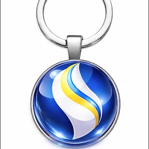 Puede incluir: Un llavero redondo azul y blanco con un anillo de metal plateado. El colgante presenta un diseño estilizado en blanco, amarillo y azul. El llavero es un accesorio sencillo pero elegante.