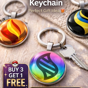 Puede incluir: Llaveros Pokémon Mega Stone con varios diseños. Un llavero presenta un diseño de arcoíris, otro tiene un diseño negro y amarillo, y un tercero tiene un diseño naranja y amarillo. Los llaveros tienen llaveros plateados. El texto dice "COMPRA 3 Y LLÉVATE 1 GRATIS".