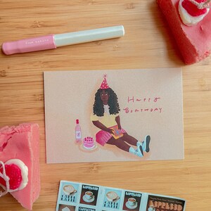 Carte postale relaxante HBD Chica // Carte postale mignonne de gâteau et de vin BDAY Chill // Carte postale d'anniversaire