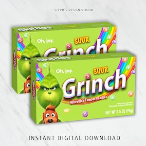 Puede incluir: Una caja verde con un personaje de dibujos animados del Grinch y las palabras "Sour Grinch Whoville's Famous Candies". La caja está etiquetada como "Skittles Sour" y tiene un diseño de arcoíris con la letra "S". La caja pesa 3,5 onzas (99 gramos).