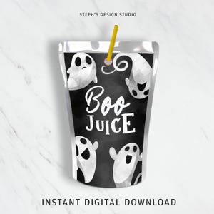 Op de afbeelding: Een zwarte en witte sapzak met een spookpatroon en de tekst "Boo Juice". Een gele rietje is in de zak gestoken.