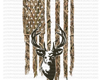 Op de afbeelding: Een Amerikaanse vlag met camouflagepatroon met een silhouet van een hertenkop in het midden. De vlag is verweerd en heeft een verbleekte uitstraling.