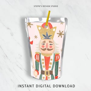 Puede incluir: Un diseño imprimible para una bolsa de jugo con una ilustración de acuarela de un cascanueces con un uniforme rojo y verde con una corona dorada y un fondo rosa con copos de nieve dorados.