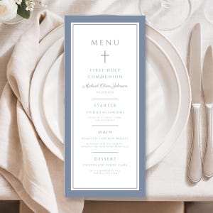 Peut inclure: Un menu de Première Communion avec une bordure bleue et un intérieur blanc. Le menu comprend le texte "MENU", une croix et le nom "Michael Oliver Johnson". Le menu liste l'entrée, le plat principal et le dessert.