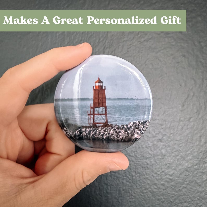Pu&ograve; includere: Un faro rosso e bianco su una costa rocciosa con un'estensione d'acqua sullo sfondo. Il faro &egrave; una destinazione turistica popolare e costituisce un ottimo regalo personalizzato.