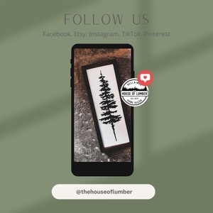 Peut inclure: Un panneau en bois encadr&eacute; noir et blanc avec une silhouette de pin. Le panneau est affich&eacute; sur un &eacute;cran de smartphone, avec le texte "FOLLOW US" et les r&eacute;seaux sociaux. Le logo House of Lumber est &eacute;galement visible.