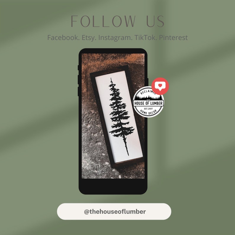 Peut inclure: Un panneau en bois encadr&eacute; noir et blanc avec une silhouette de pin. Le panneau est affich&eacute; sur un &eacute;cran de smartphone, avec le texte "FOLLOW US" et les r&eacute;seaux sociaux. Le logo House of Lumber est &eacute;galement visible.