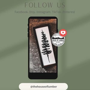 Pu&ograve; includere: Un'immagine in bianco e nero di un pino su uno sfondo bianco in una cornice nera. L'immagine &egrave; visualizzata sullo schermo di uno smartphone. L'immagine &egrave; di House of Lumber, un'azienda di arredamento che utilizza legno riciclato.