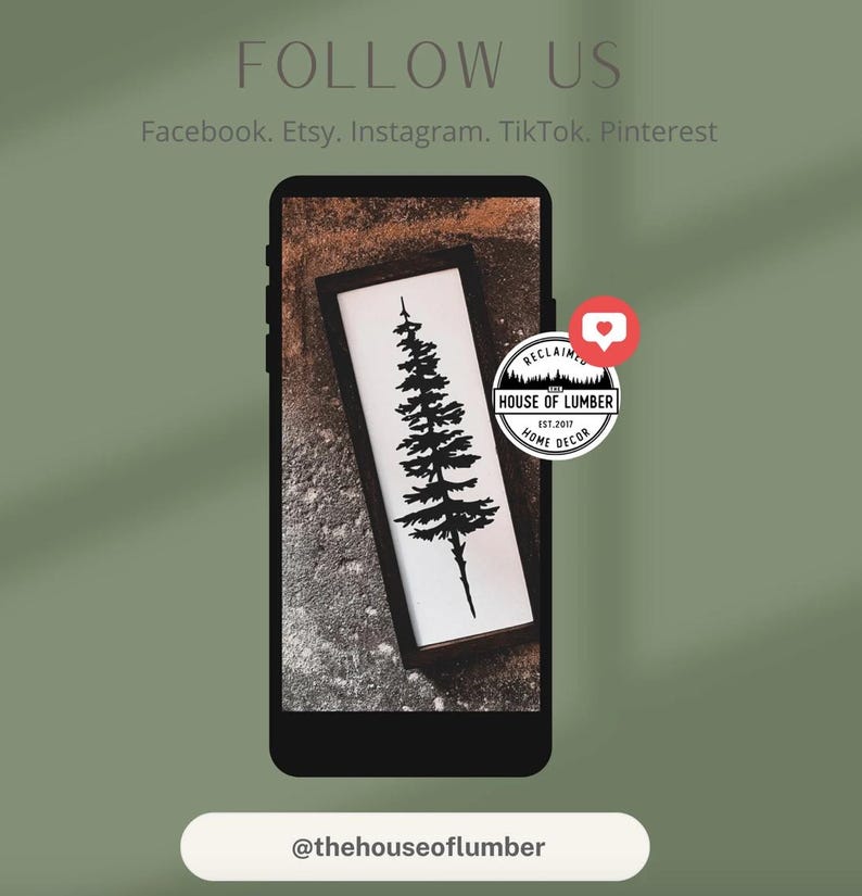 Pu&ograve; includere: Un'immagine in bianco e nero di un pino su uno sfondo bianco in una cornice nera. L'immagine &egrave; visualizzata sullo schermo di uno smartphone. L'immagine &egrave; di House of Lumber, un'azienda di arredamento che utilizza legno riciclato.