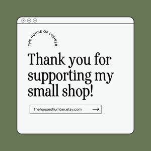 Peut inclure: Graphique num&eacute;rique sur fond vert. La fen&ecirc;tre blanche affiche le texte "THE HOUSE OF LUMBER" en arc de cercle en haut. Le texte "Thank you for supporting my small shop!" est au centre. L'adresse du site web est en bas.