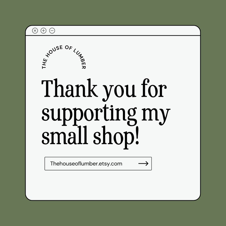 Peut inclure: Graphique num&eacute;rique sur fond vert. La fen&ecirc;tre blanche affiche le texte "THE HOUSE OF LUMBER" en arc de cercle en haut. Le texte "Thank you for supporting my small shop!" est au centre. L'adresse du site web est en bas.