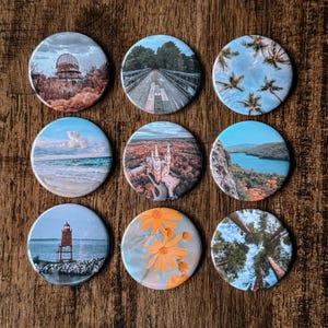 Pu&ograve; includere: Nove magneti rotondi, colorati e stampati con varie immagini, tra cui un faro, una chiesa, un lago, un ponte e una spiaggia.