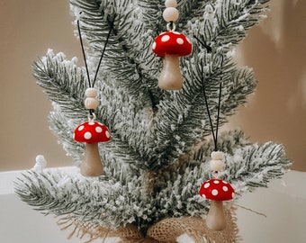 Mini décorations de Noël champignons, Peint à la main, Petite, Nature, Ornement de forêt, Décoration de Noël, Ornement en bois, Décoration de Noël forêt