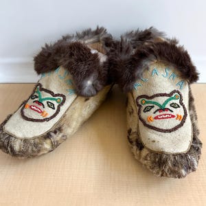 Native Alaskan Hand Beaded Leather and Fur Vintage Moccasins Womens Sz 8