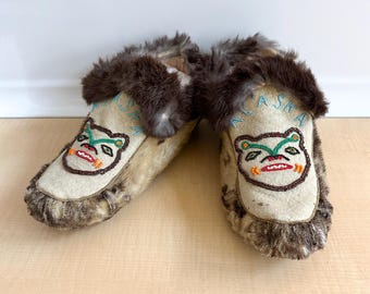 Native Alaskan Hand Beaded Leather and Fur Vintage Moccasins Womens Sz 8