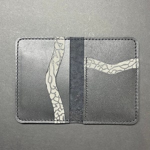 Cartera de cuero plegable. Tarjetero Jordan 3 Cement. Tarjetero hecho a mano. Cartera fina Sneakerhead. Cartera con bolsillo frontal.