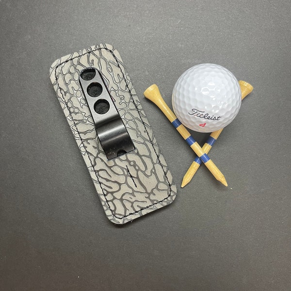 Handgefertigter Jordan 3 Scotty Cameron Pitchgabel- und Golf-Tee-Halter. Magnetischer Ballmarkerhalter auf der Rückseite. Hergestellt in den USA. Perfektes Vatertagsgeschenk