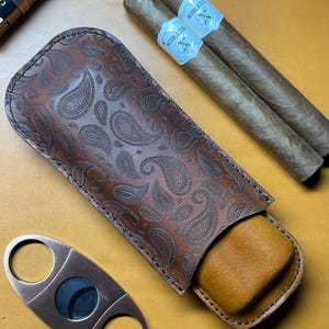 Leren sigarenetui met paisleypatroon – voor 2 sigaren | Sigaarcadeau voor hem, vader, golfer | Luxe sigarenhouder voor op reis | Kerstcadeau