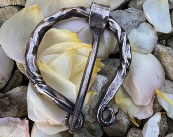 Bronze cloak pin - Twisted