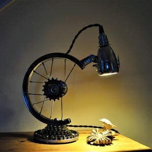 Bicycle Wheel Desk Lamp, Steampunk Table Lamp, Upcycled lamp,Bike Desk Lamp,Bicycle Light, Retro Table Lamp, Wheel Lamp, Bicycle, Lamp imagen 7