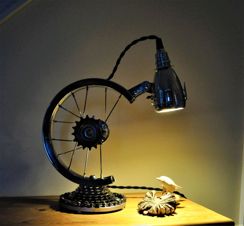 Bicycle Wheel Desk Lamp, Steampunk Table Lamp, Upcycled lamp,Bike Desk Lamp,Bicycle Light, Retro Table Lamp, Wheel Lamp, Bicycle, Lamp imagen 7