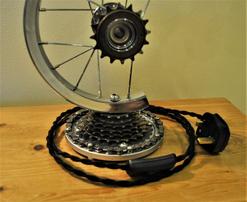 Bicycle Wheel Desk Lamp, Steampunk Table Lamp, Upcycled lamp,Bike Desk Lamp,Bicycle Light, Retro Table Lamp, Wheel Lamp, Bicycle, Lamp imagen 9