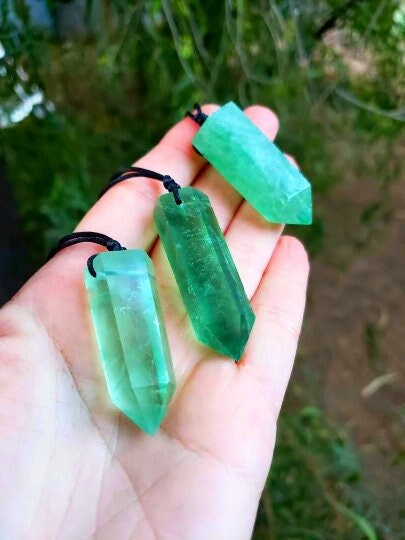 NEW ENERGY CHARGED NATURAL GREEN FLUORITE CRYSTAL STONE PENDANT POINT CHAIN GIFT 