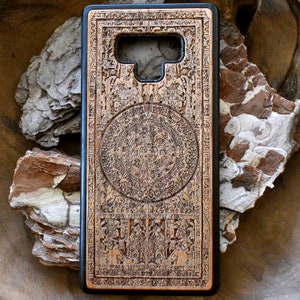 Laser gravierte Holz Handyhülle für iPhone 13, 14, 15, 16, Samsung S21, 22, 23, 24, 25 und andere, Azteken-Kalender