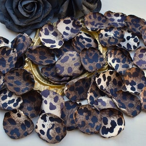 Petali di fiori con stampa leopardata, petali di rosa con stampa leopardata, decorazioni per matrimoni africani, petali per damigelle, decorazioni con stampa animalier, decorazioni con stampa leopardata