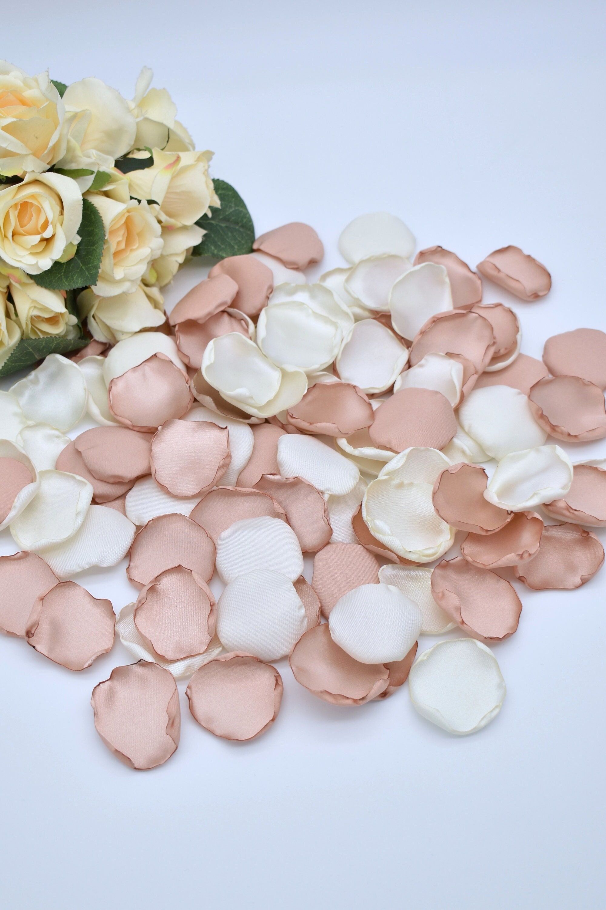 Pétales de rose poudrés pour une décoration de mariage élégante
