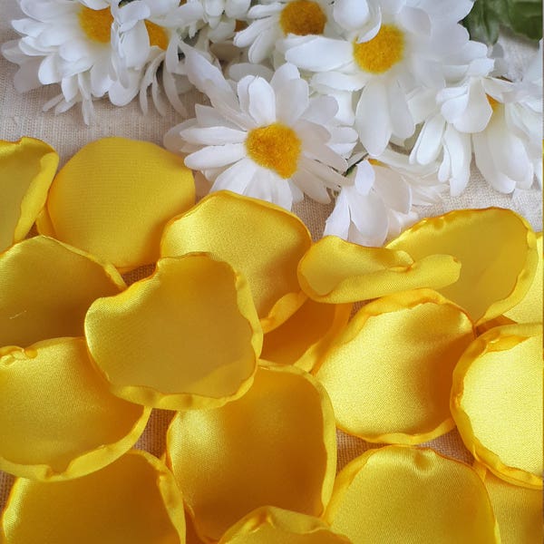 Yellow Rose Petals, Daisy Satin Rose Petals, Sunflower Wedding, Wedding Decor, Daisy Wedding, Aisle Runner Deco, Flower Petals, Barn Wedding