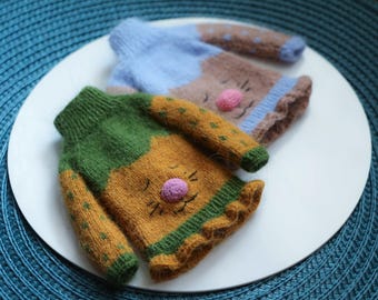 Sweter Knittes Kitty dla lalki Blythe - ręcznie robiony na drutach strój dla lalki - urocze ubrania w stylu kawaii, moda dla Blythe