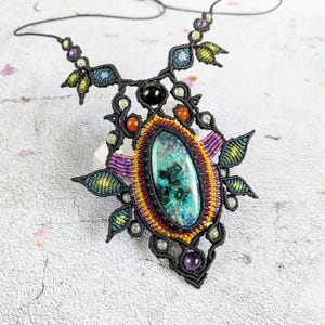 Collier en macramé avec Chrysocolle, bijoux bohème fait à la main, Collier macramé pierre naturelle, Chrysocolle.