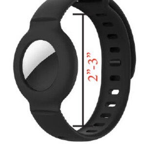 K&ouml;nnte beinhalten: Schwarzes Silikonarmband mit einem runden, schwarzen, sensorartigen Ger&auml;t. Das Armband ist verstellbar und passt an Handgelenke mit einem Durchmesser von 5 bis 7,6 cm.