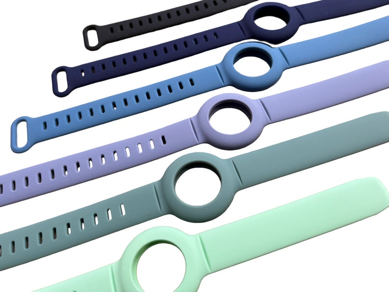 K&ouml;nnte beinhalten: Sechs Silikon-Uhrenarmb&auml;nder in verschiedenen Farben: Schwarz, Marineblau, Hellblau, Lavendel, T&uuml;rkis und Mintgr&uuml;n. Jedes Armband hat einen kreisf&ouml;rmigen Ausschnitt f&uuml;r ein Zifferblatt.