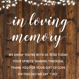 Könnte beinhalten: Ein rustikales Holzschild mit weißem Text, der "in loving memory" lautet. Das Schild enthält auch den Text "We know you're with us here today, your spirits' shining through. Thank you for your gift of love on this day we say "I do.""