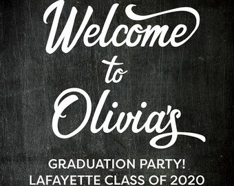 Può includere: Un cartello nero in ardesia con testo bianco che recita "Benvenuti alla festa di laurea di Olivia! Classe di Lafayette del 2020 Festeggiamo la laureata!" Il cartello è decorato con una ghirlanda di luci bianche.
