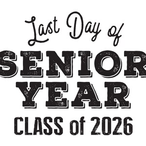 Peut inclure: Graphique noir et blanc avec le texte "Last Day of Senior Year Class of 2026". Le texte est en gras, avec un effet vieilli, id&eacute;al pour les annonces de remise de dipl&ocirc;mes ou les souvenirs de derni&egrave;re ann&eacute;e.